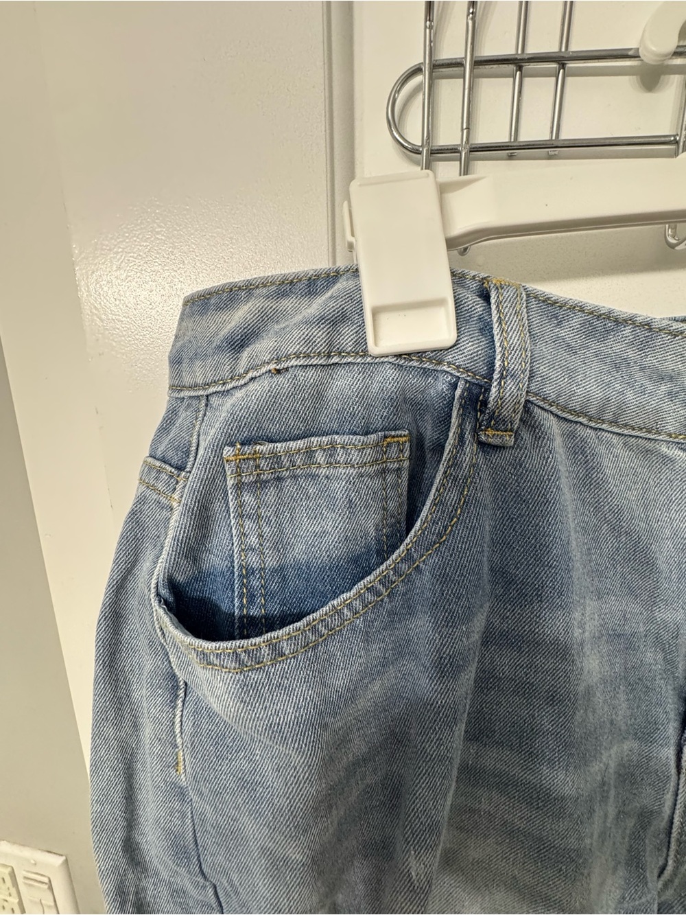 Light Wash Distressed Knee Rip Jeans - Picture 5 of 6